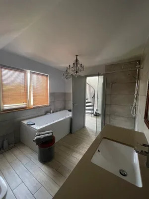 Zimmer mit Queensize-Bett & Gemeinschaftsbad (Whirlpool)