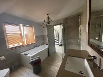 Zimmer mit Queensize-Bett & Gemeinschaftsbad (Whirlpool)