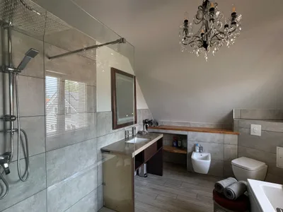 Zimmer mit Queensize-Bett & Gemeinschaftsbad (Whirlpool)