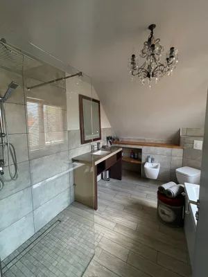 Zimmer mit Queensize-Bett & Gemeinschaftsbad (Whirlpool)