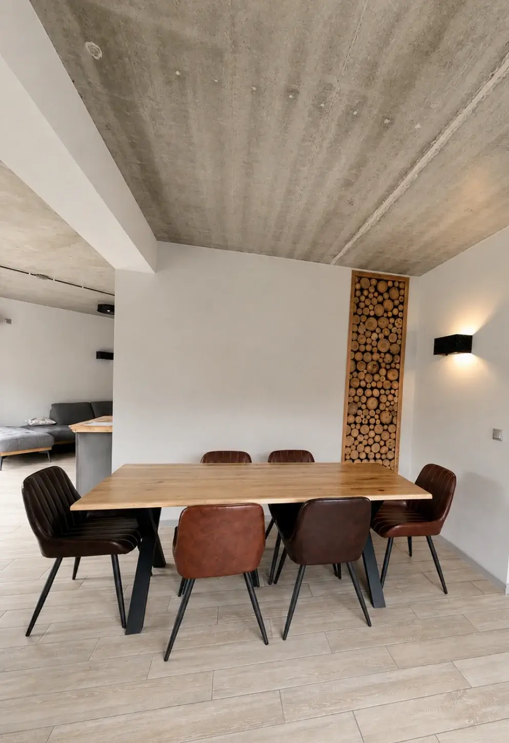 Esszimmer mit Massivholztisch